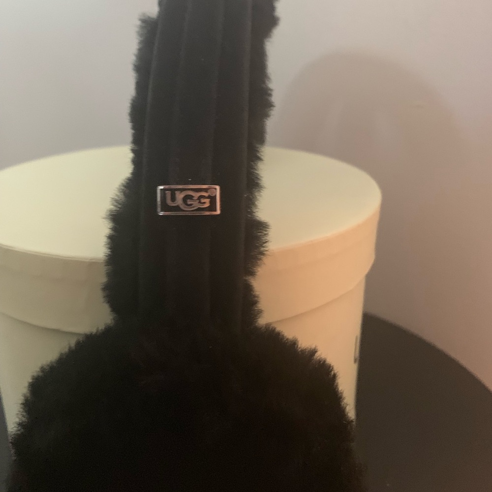 Ugg Black Earmuffs ❄️